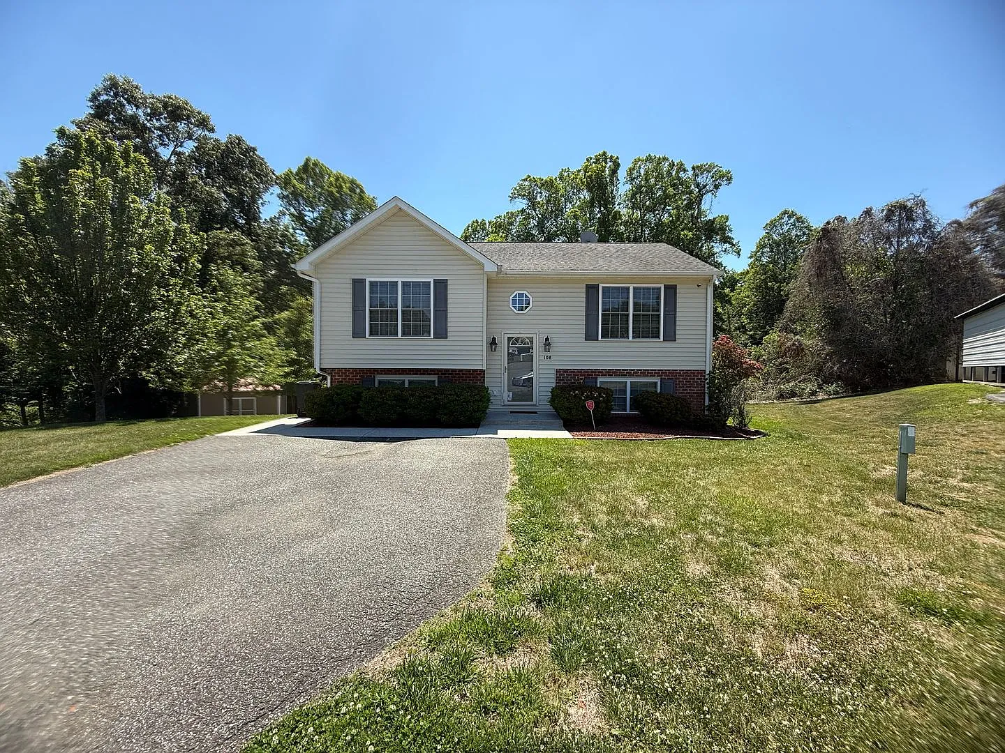 Split Foyer in New Towne Neighborhood — Photo 2