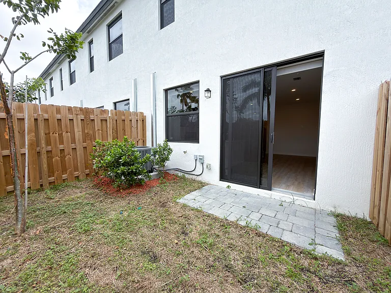 142 NW 10th Pl — Photo 23