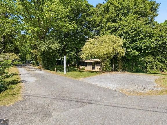 2nd image of 114 Oak Crest Cir