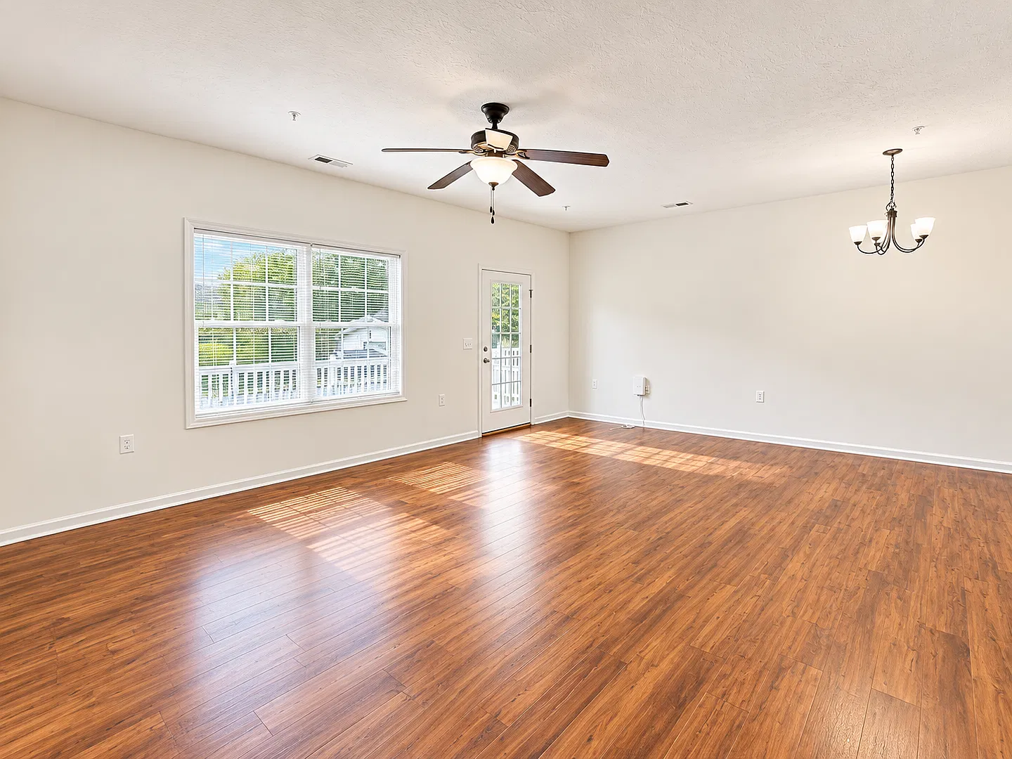 Two Master Suite Apartment Townhouse — Photo 2