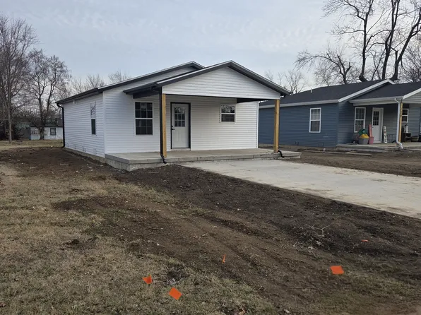 715 E 2nd St, Marshfield, MO 65706