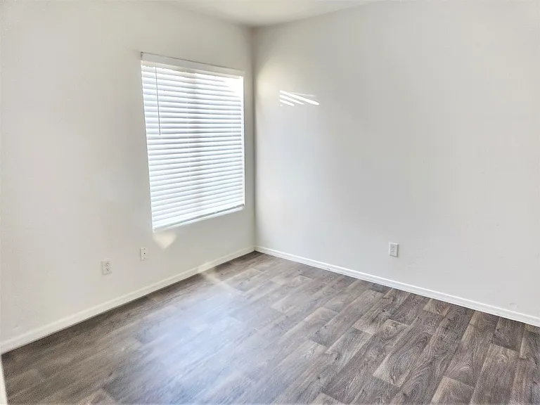 12574 W Lisbon Ln — Photo 15