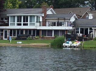 6003 Rolton Ct, Waterford, MI 48329