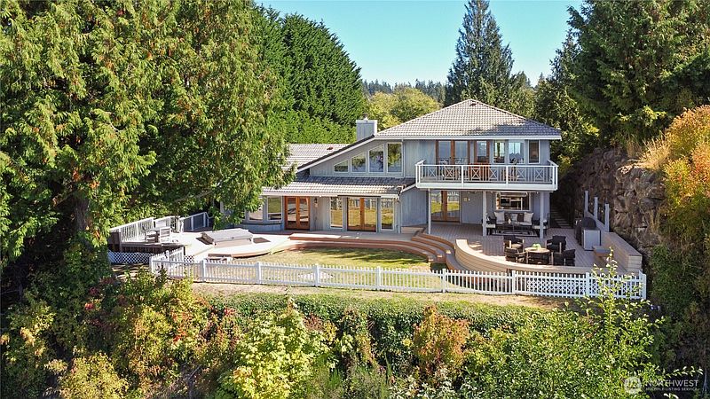 3rd image of 11812 Marine View Drive