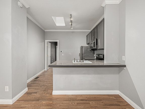 5th image of 2482 W Argyle Pl