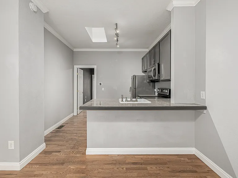 2482 W Argyle Pl — Photo 5