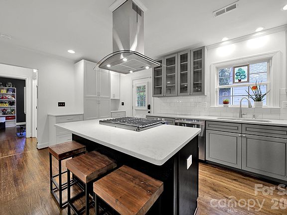 5th image of 835 Everett Pl