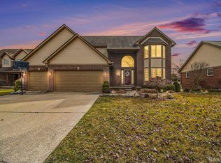 17327 Snapdragon Dr, Brownstown, MI 48173