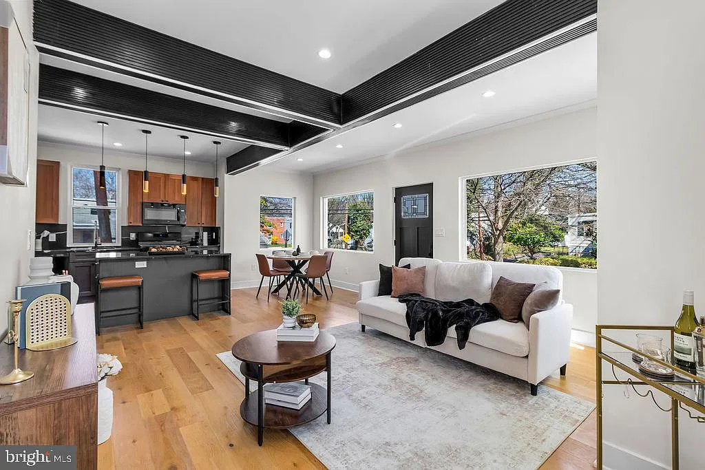 713 Croissant Pl SE photo 1