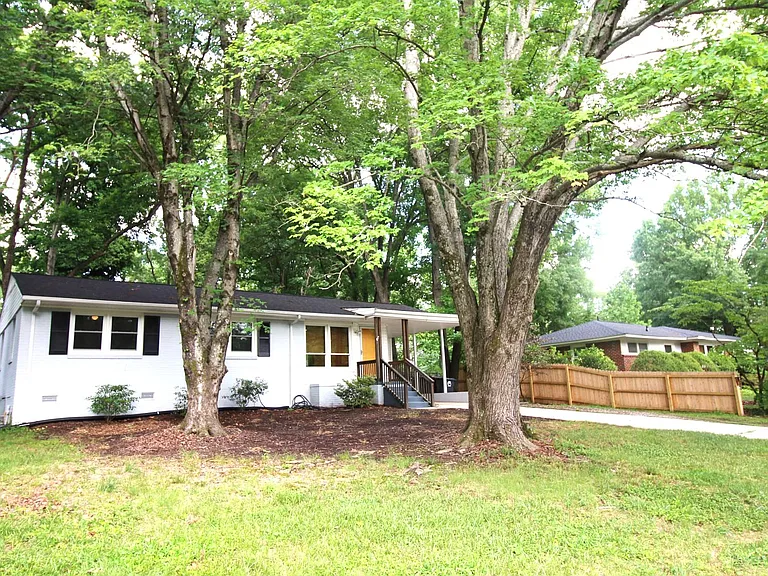 2904 Shamrock Dr — Photo 2