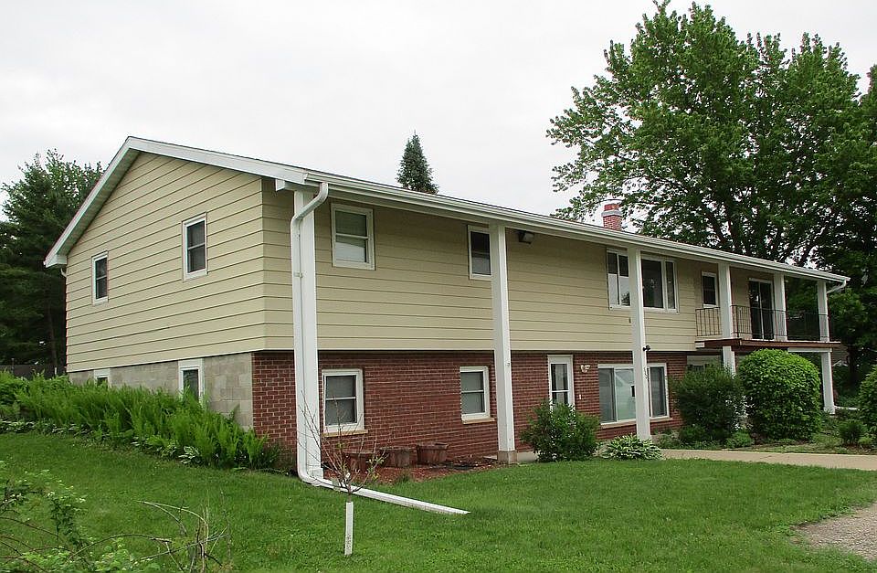 1st image of 300 2nd St SE