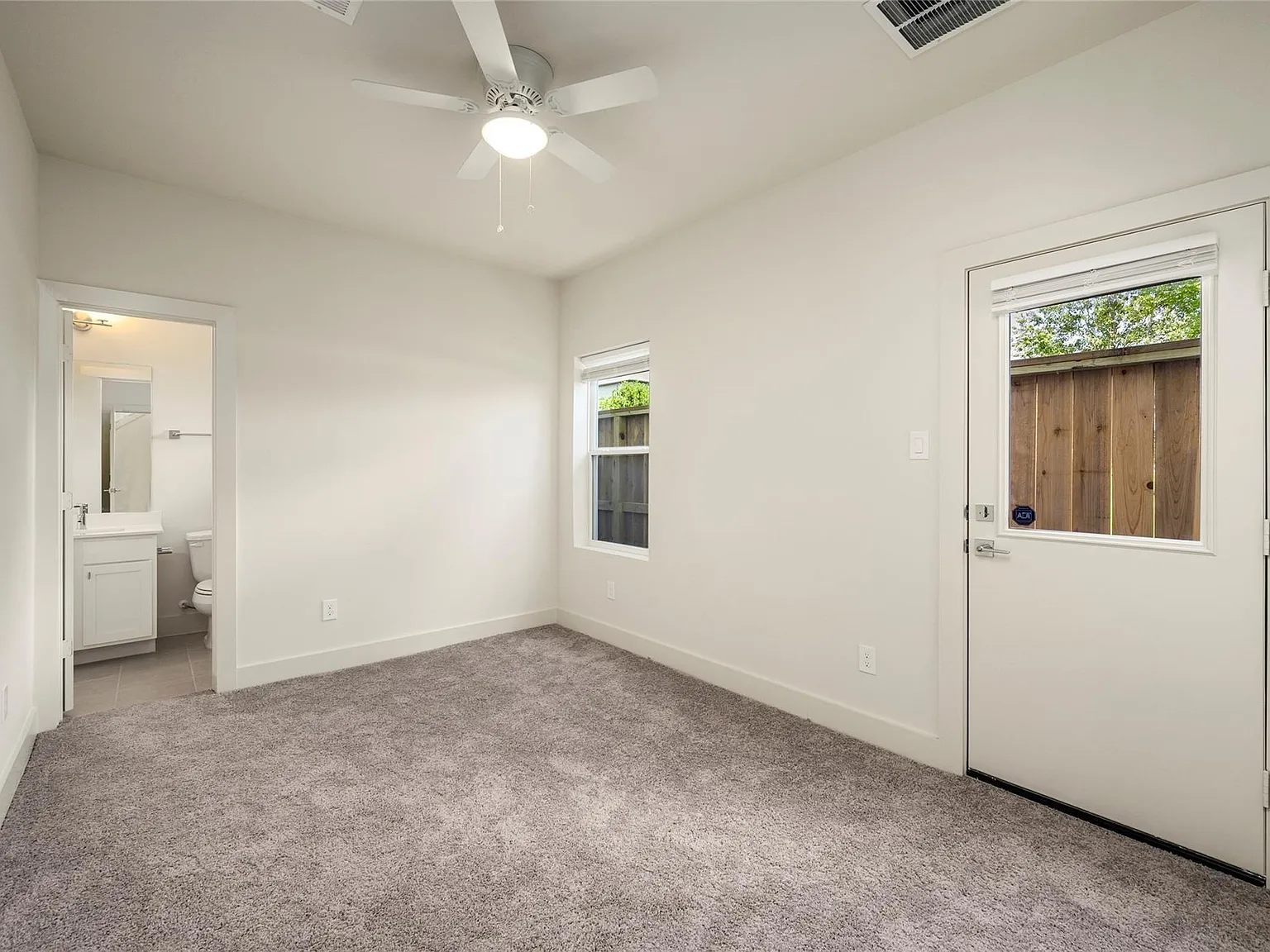 3 bed, 3.5 bath, 1972 sqft, $2,650 — Photo 4