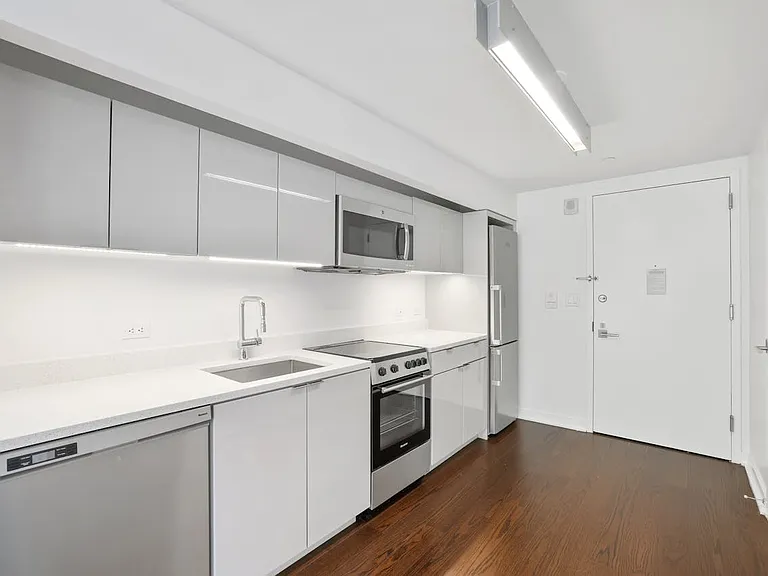 400 W 113th St #215 — Photo 7