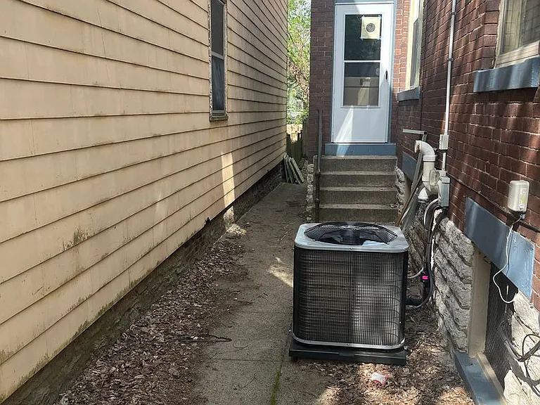 2215 Victor St — Photo 13