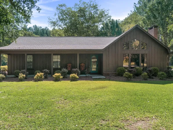 1104 Willow St, Sandersville, MS 39477
