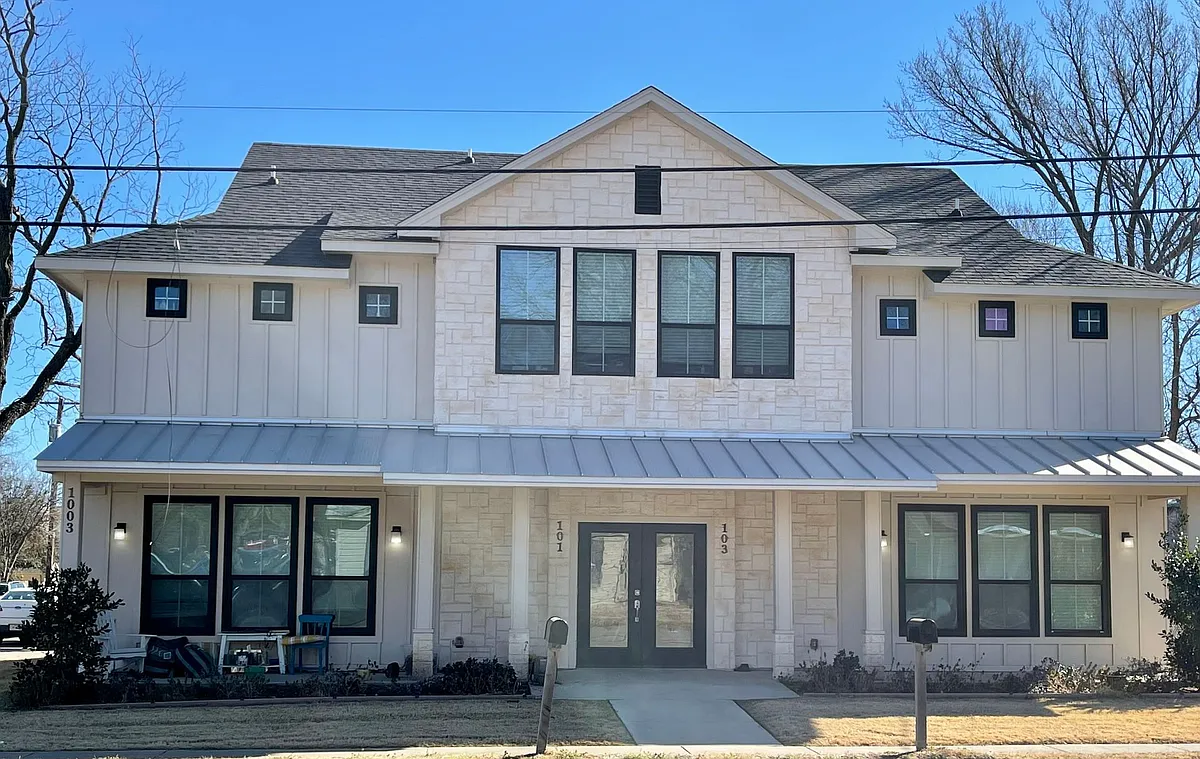 Building Photo - 1003 Avenue A