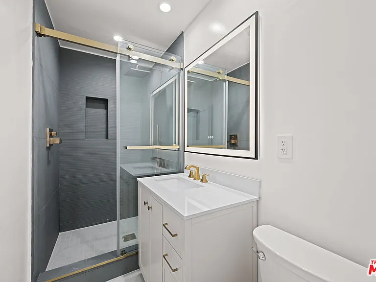 136 S Palm Dr #201 — Photo 7