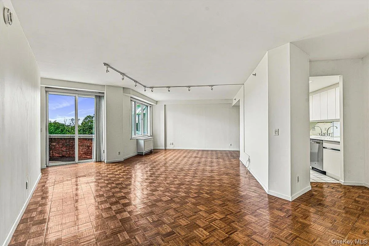 100 Hilton Ave — Photo 3