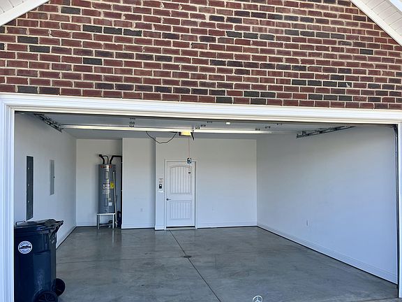 3rd image of 127 Villa Oak Cir