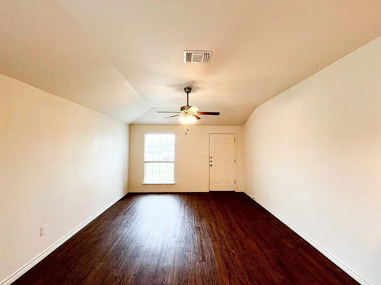 1515 Justin Loop #B — Photo 5
