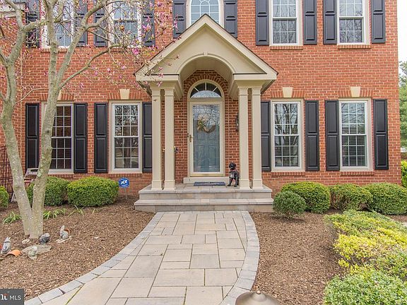2nd image of 9907 Wentworth Pl