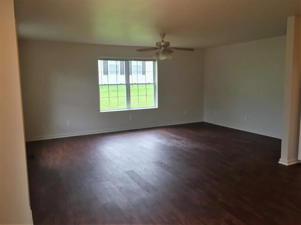 3 bed, 1300 sqft, $1,700 — Photo 4