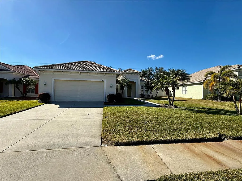 3 bed, 2.0 bath, 2311 sqft, $2,800 — Photo 1