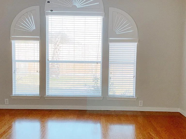 2910 Sandleigh Dr — Photo 13