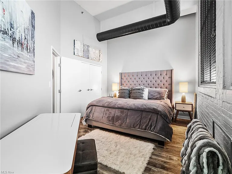 1133 W 9th St #502 — Photo 30