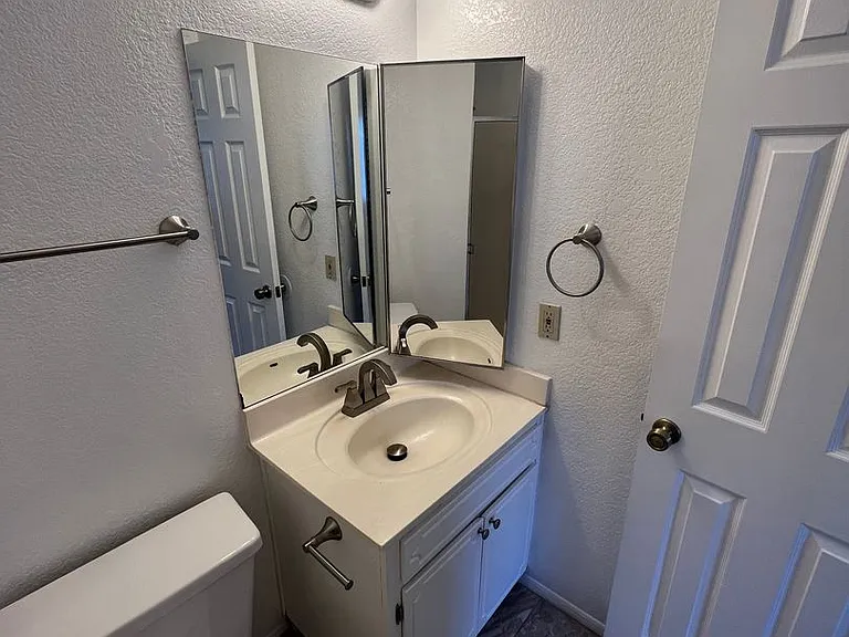 Lindsay Villas Townhomes — Photo 13
