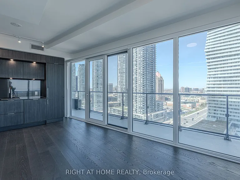 448 Burnhamthorpe Rd W — Photo 8