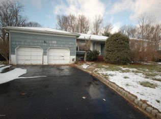 13 Glendale Dr, Manalapan, NJ 07726