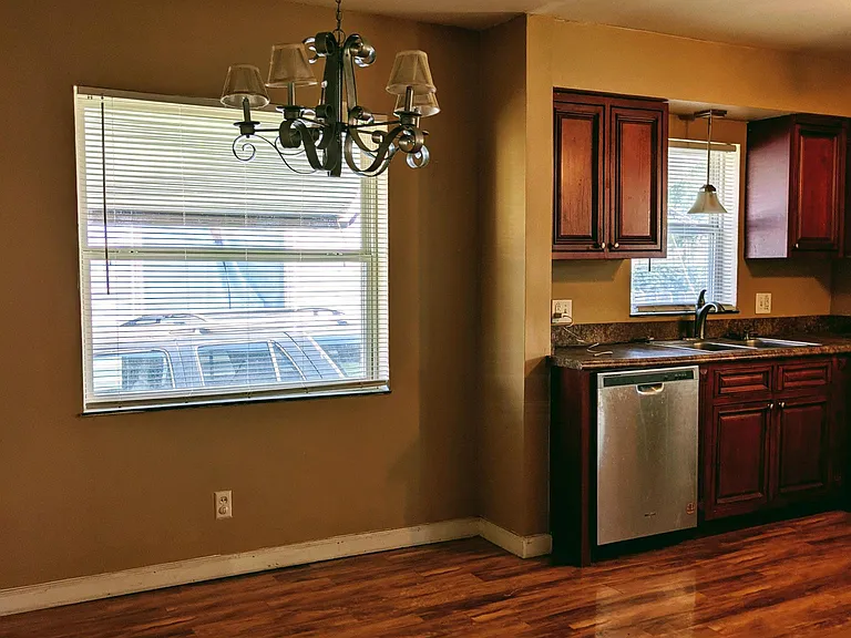 543 Woodbury Ave — Photo 5