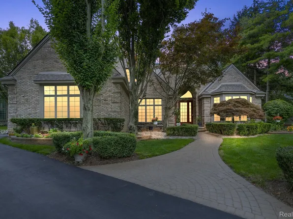 4061 Country Club Dr, Bloomfield Hills, MI 48301