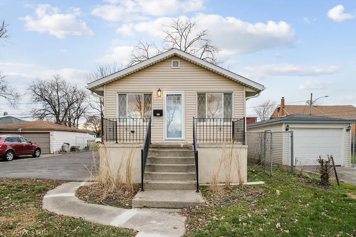 586 Gordon Ave photo 1