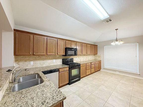 3rd image of 905 Remington Dr