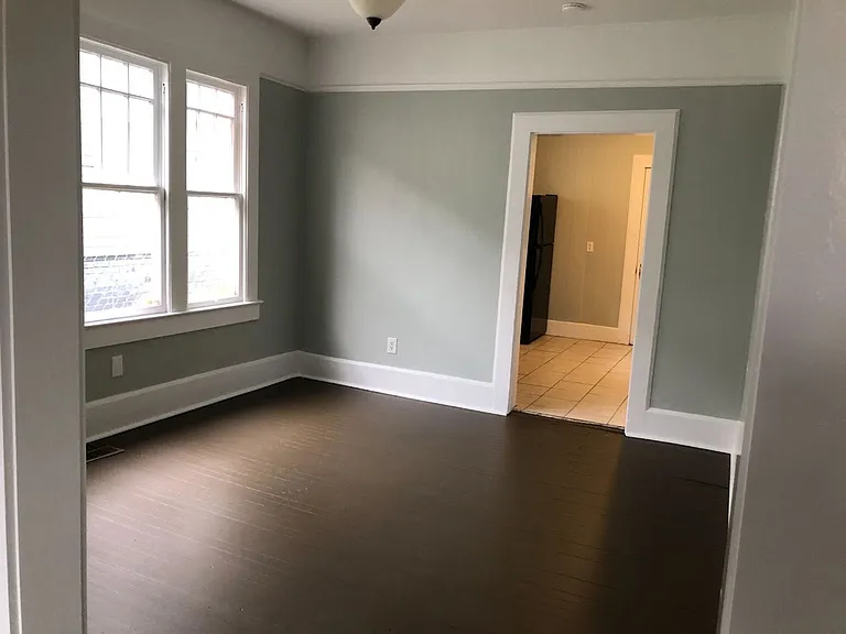 906 Queen St — Photo 12
