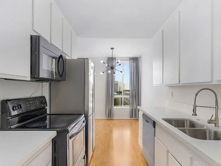 622 S Barrington Ave #304 — Photo 7