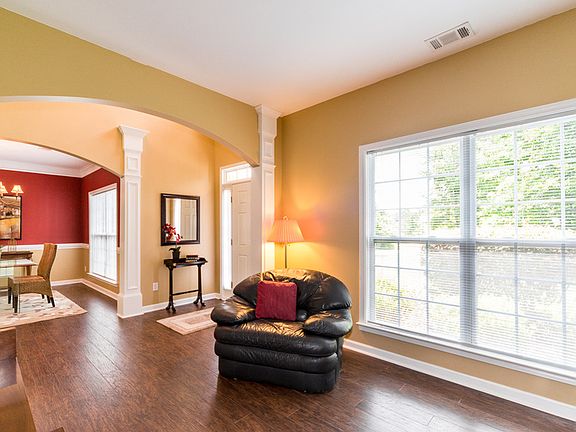 3rd image of 372 Yellowwood Dr