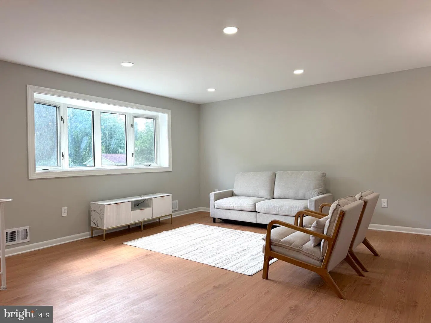 5 bed, 2340 sqft, $3,495 — Photo 4