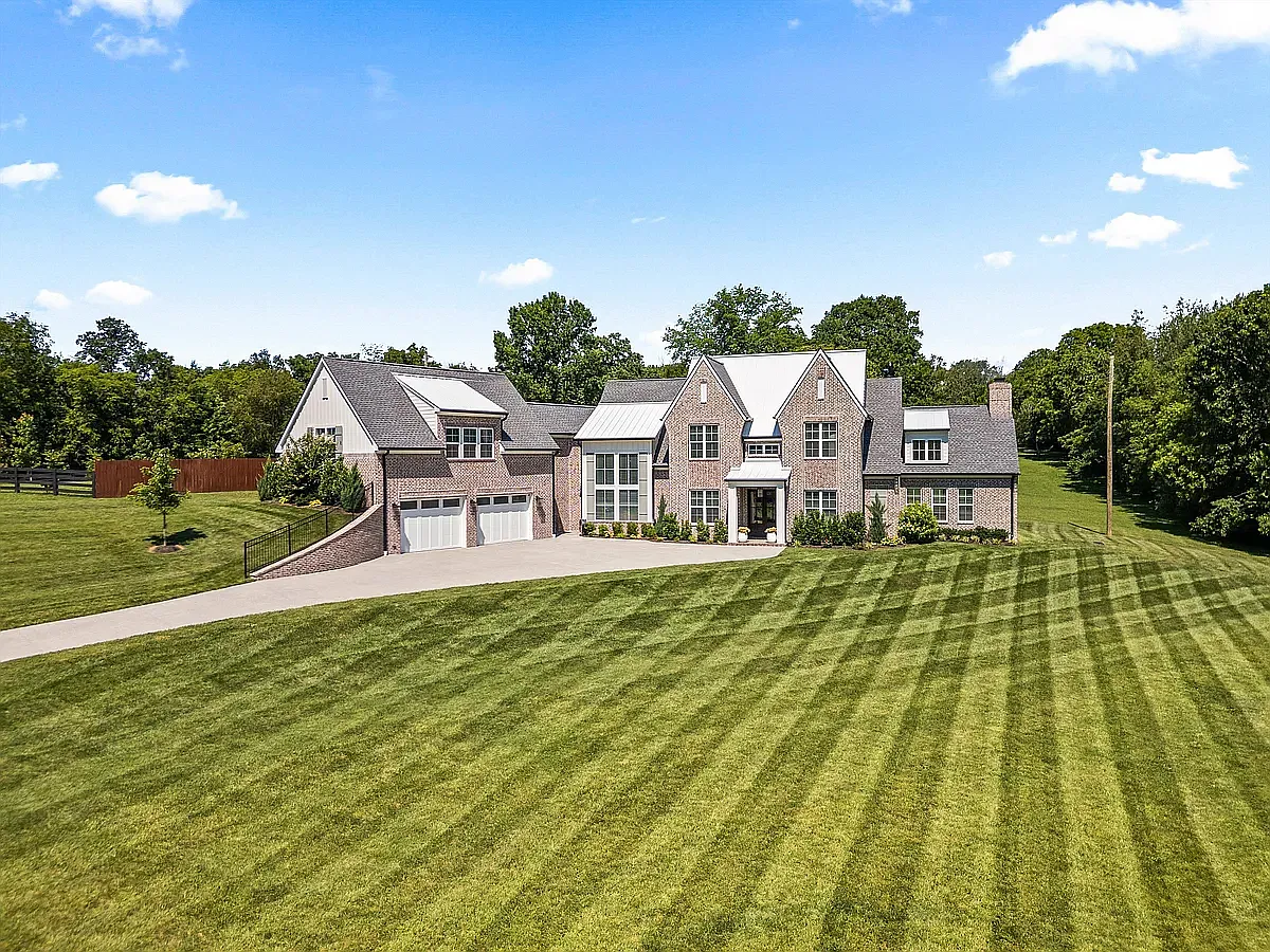 5 bed, 4.5 bath, 5200 sqft, $8,500 — Photo 3