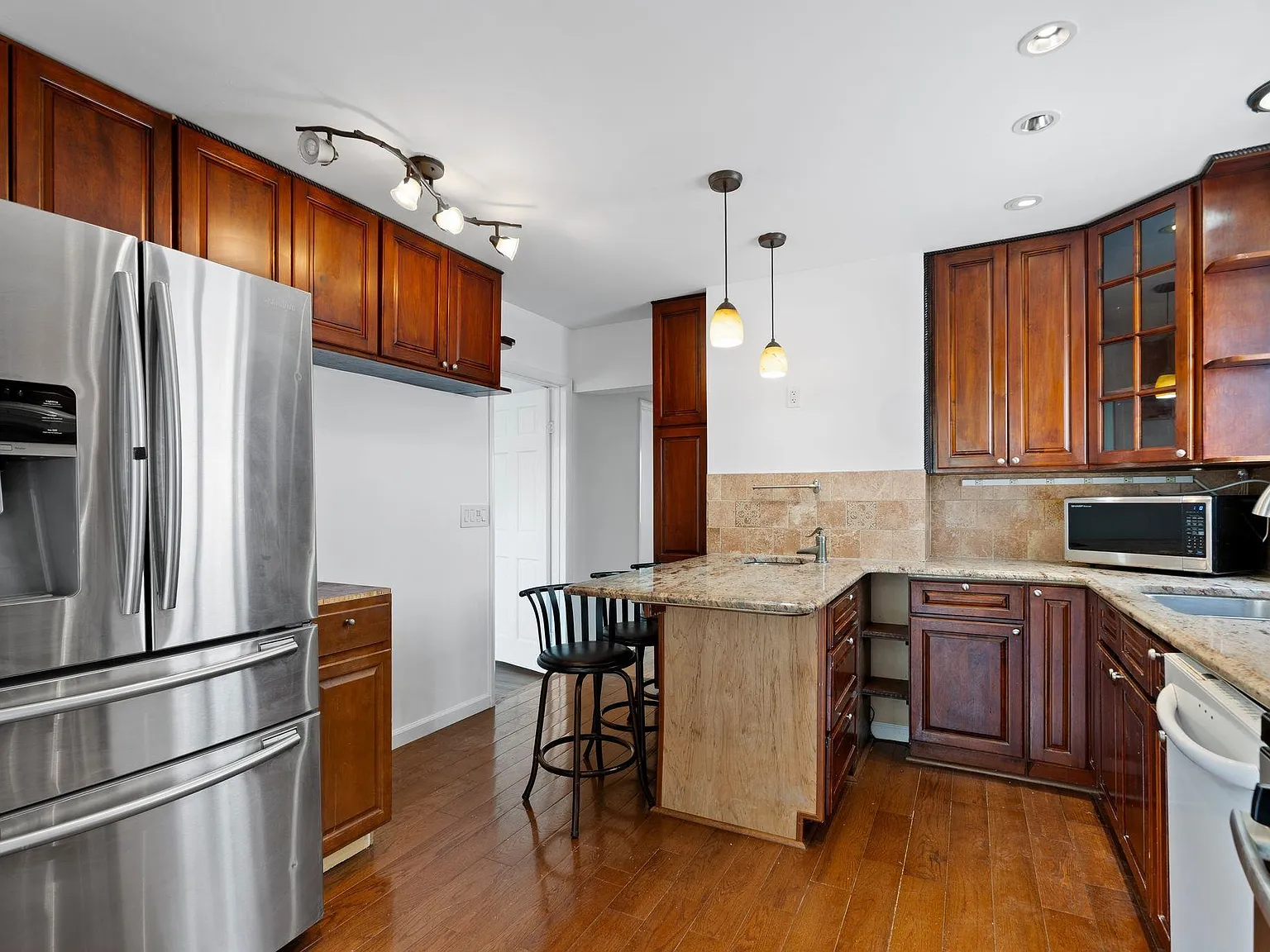 3 bed, 1.0 bath, $2,800 — Photo 3