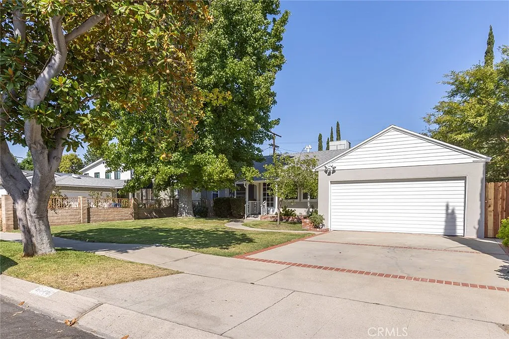 3 bed, 936 sqft, $3,200 — Photo 2