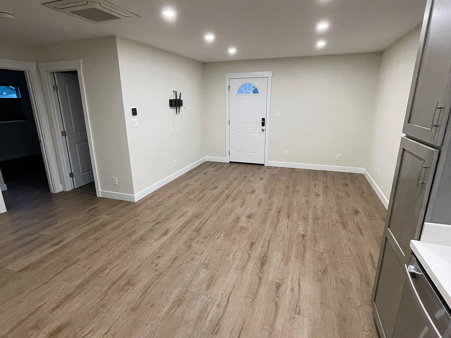 2 bed, 1000 sqft, $3,000 — Photo 4