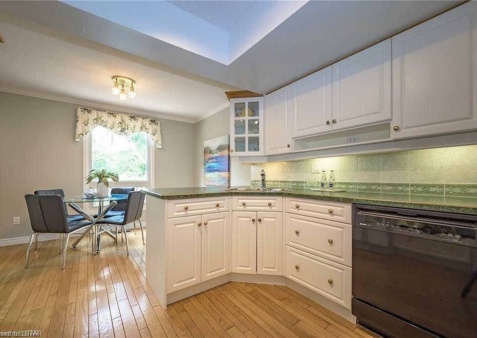 2nd image of 323 Everglade Cres