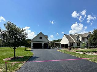 140 Lakeview Dr, Spring Grove, PA 17362