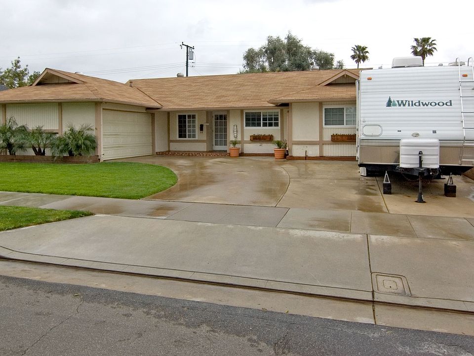 large driveway w/curbcut