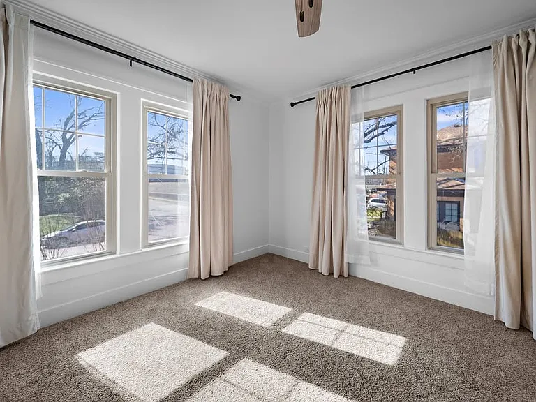 210 E Dobbs St — Photo 34