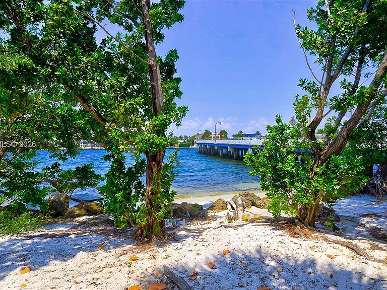 2 Grove Isle Dr #BPH10 — Photo 35