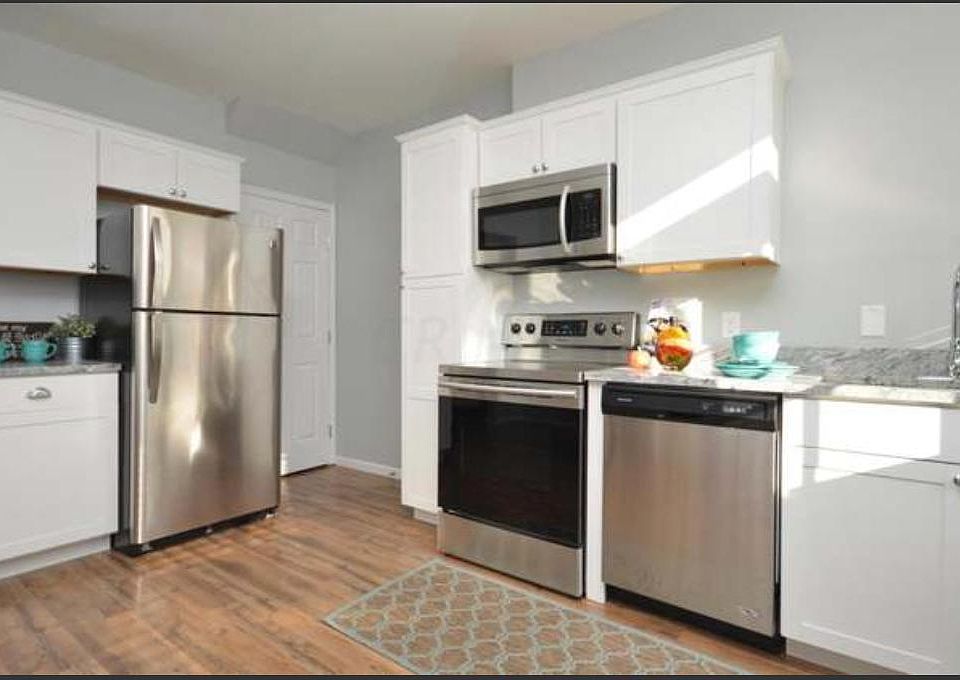 1st image of 271 E 8th Ave